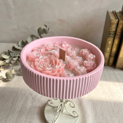 El Yapımı Çiçek Bahçesi Figürlü Pembe Mum – Ahşap Fitilli, Aromaterapi Dekoratif Mum